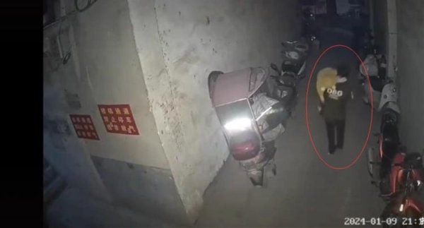 天载配资 湖南一女童在巷道被男子强行抱走，官方：已平安找到，涉事男子正接受调查