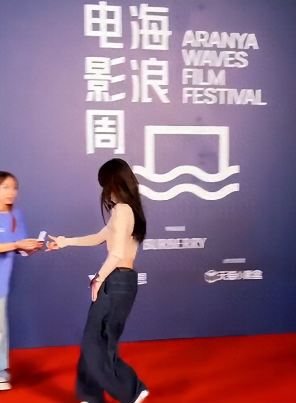 奇点财富 阿那亚电影周细节曝光: 金晨没被提前通知, 马丽油腻, 发型像刺猬